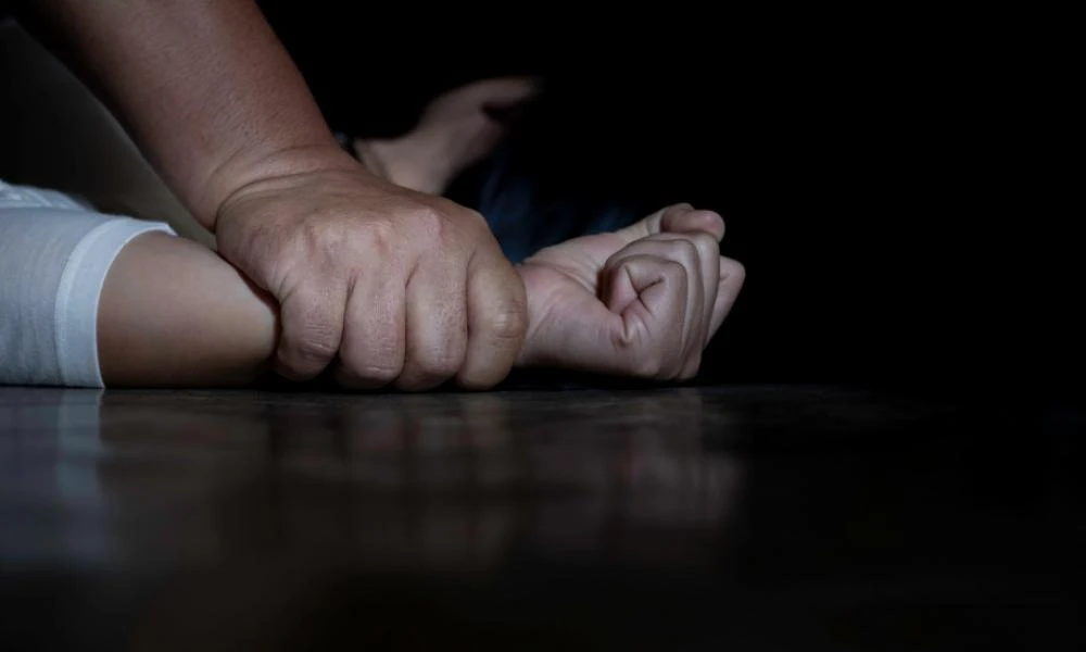 Φρίκη στην Αίγινα: 36χρονος ασελγούσε στη θετή του κόρη - Βιντεοσκοπούσε τις πράξεις του και την εκβίαζε